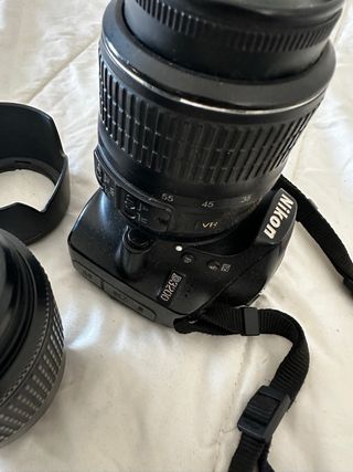 Cámara Nikon con accesorios