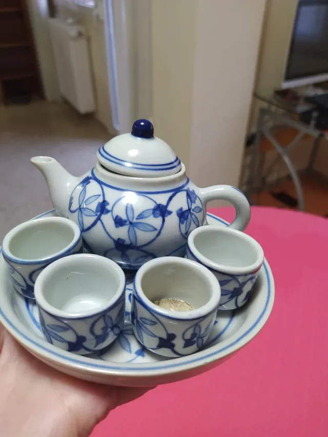 Juego de tetera tailandesa y cuencos.