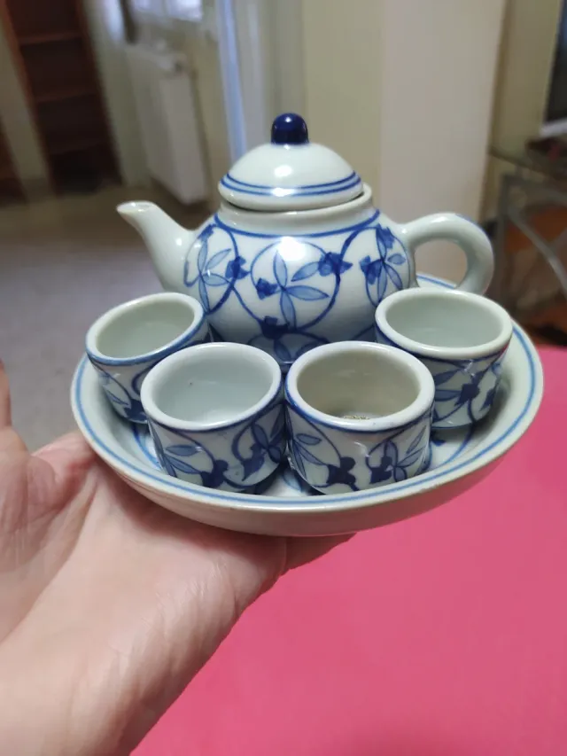 Juego de tetera tailandesa y cuencos.