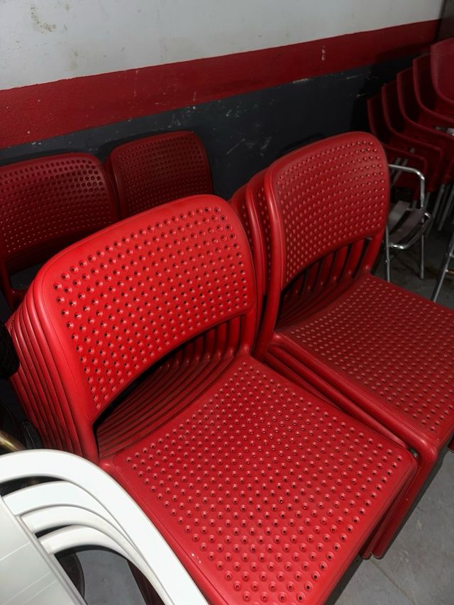 Sillas Bora Rojas Plástico  a 8€ cada una buen est