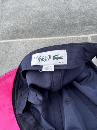 Gorra Lacoste Azul y Rosa.