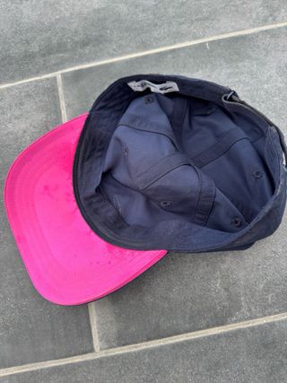Gorra Lacoste Azul y Rosa.