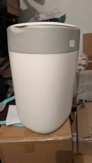 Contenedor de pañales con recambios