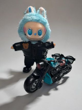 Muñeco motorista con moto