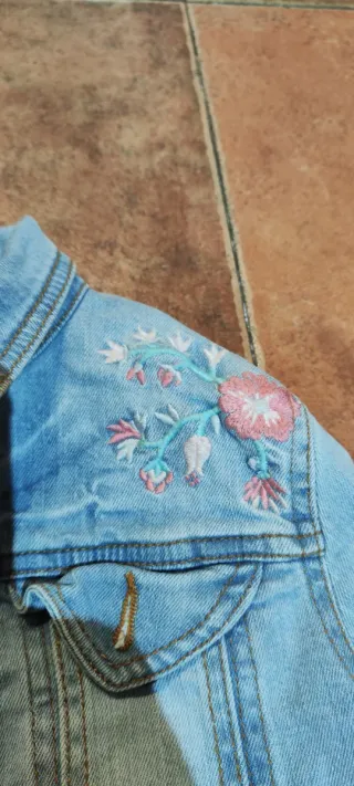 Cazadora vaquera niña bordada