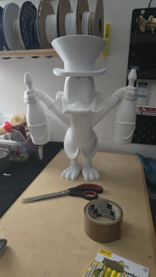 Statuetta Paperone con cappello e bottiglie 40 cm