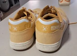 Zapatillas Munich Amarillas.
