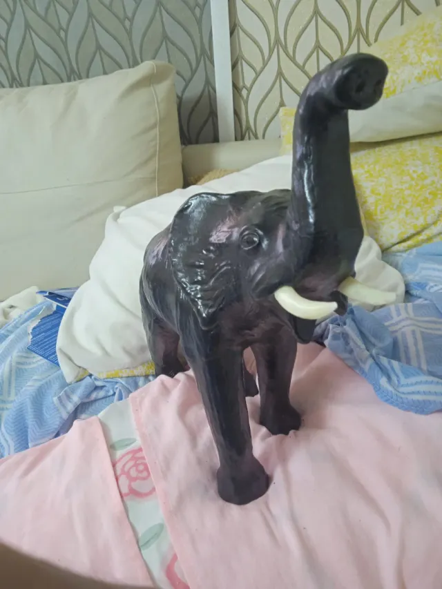 Elefante decorativo oscuro