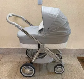 Carro de bebé gris y blanco
