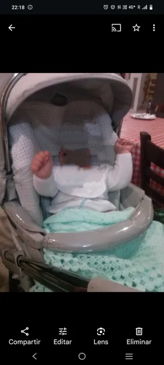 Carro de bebé gris y blanco