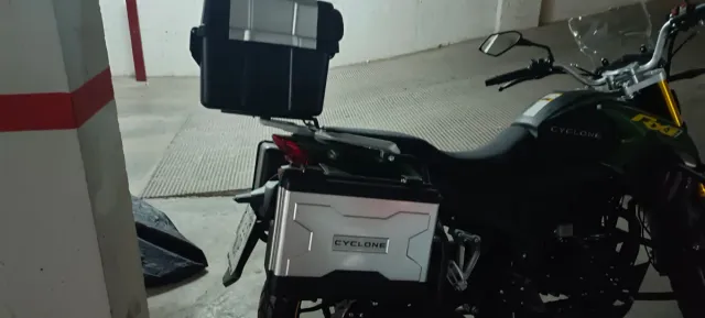 Moto Cyclone RX1 con maletas