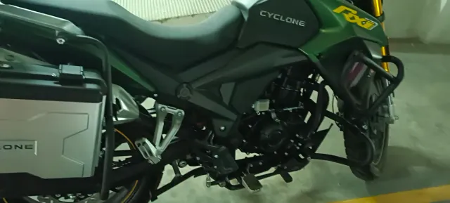 Moto Cyclone RX1 con maletas