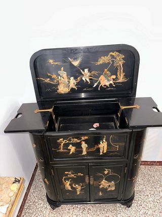 Mueble Chino con vitrina y mueble para alcohol etc