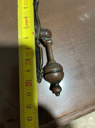 Tirador antiguo metal bronce