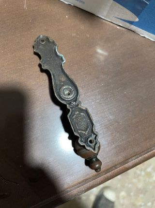 Tirador antiguo metal bronce