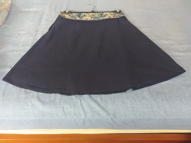 Falda azul marino con estampado floral