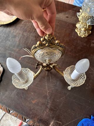 Coppia di lampade da parete in oro e vetro