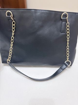 Bolso negro acolchado con cadena dorada