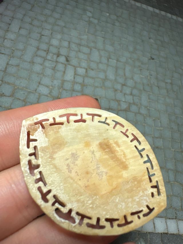 Antiguo amuleto Oriental tallado