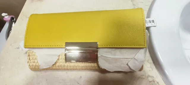 Monedero amarillo y otro más pequeño en beige