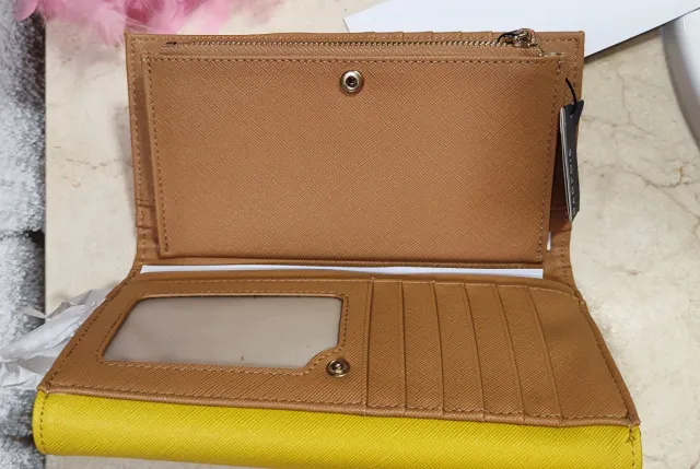 Monedero amarillo y otro más pequeño en beige