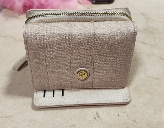 Monedero amarillo y otro más pequeño en beige