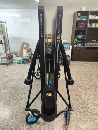 Mesa de ping pong plegable con ruedas