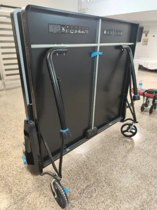 Mesa de ping pong plegable con ruedas