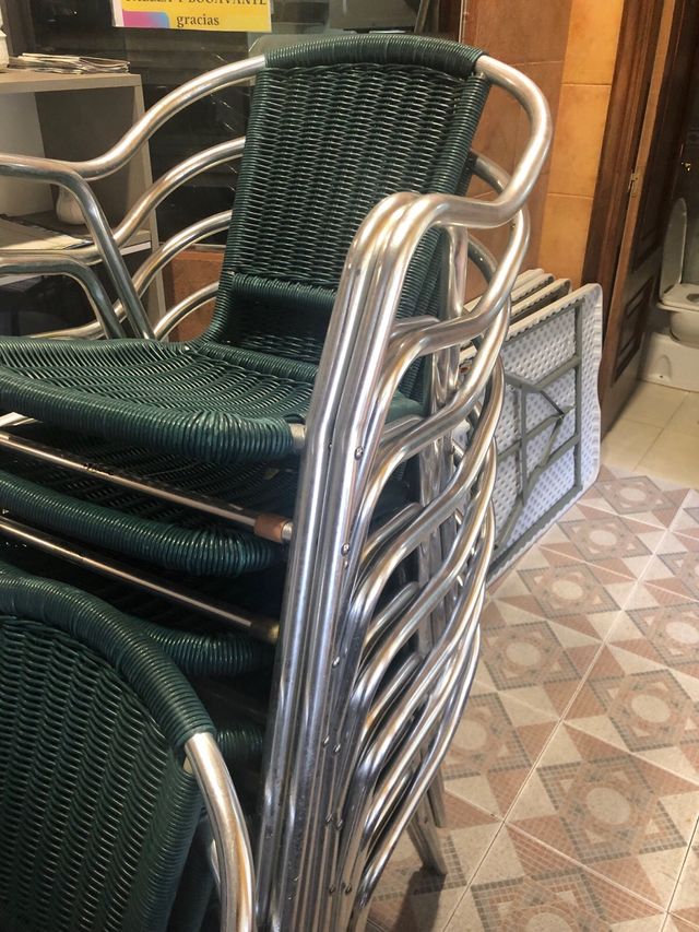 Sedie da terrazza doppie in vimini e tubo metallico