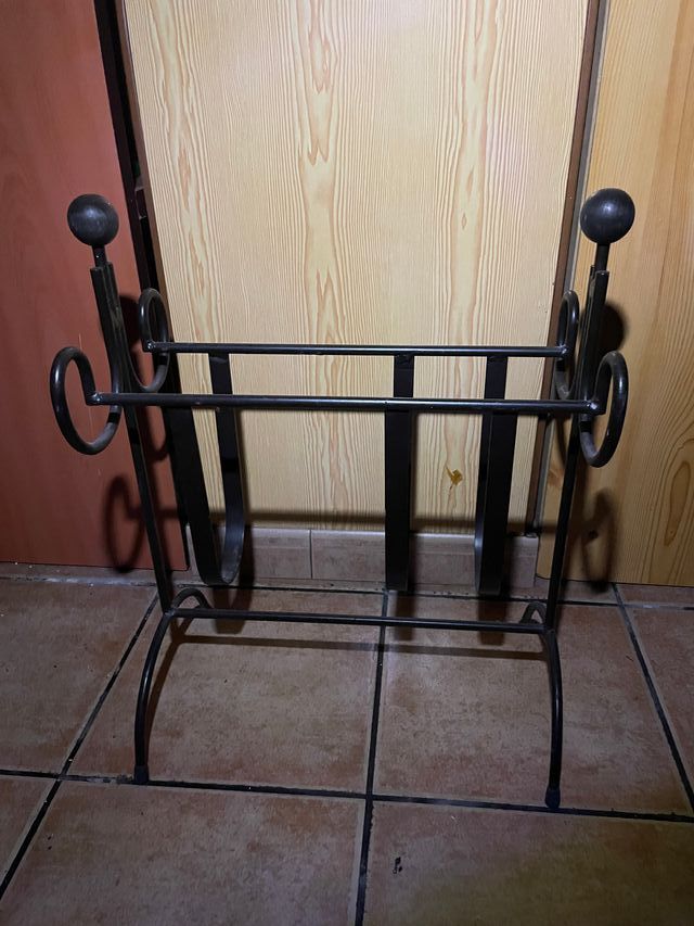 Revistero de hierro negro