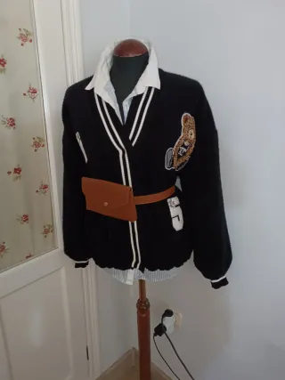 Chaqueta Teddy Negra con Detalles Marrones