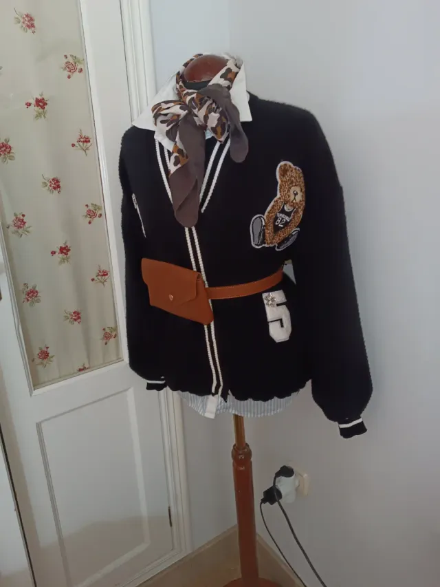 Chaqueta Teddy Negra con Detalles Marrones