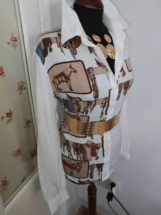 Camisa con estampado de caballos