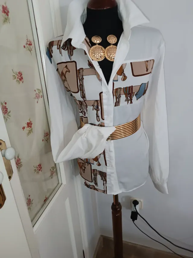 Camisa con estampado de caballos