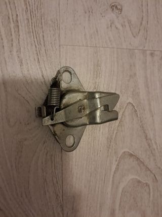 SEAT 850. CERRADURA CAPOT DELANTERO.