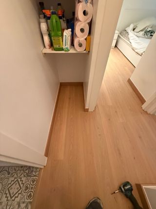 Puerta blanca con manilla y mirilla