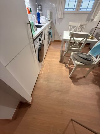 Puerta blanca con manilla y mirilla