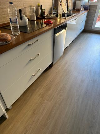 Puerta blanca con manilla y mirilla