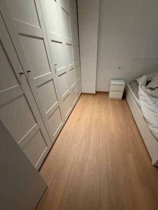 Puerta blanca con manilla y mirilla