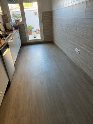 Puerta blanca con manilla y mirilla