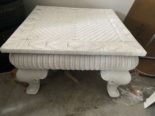 Mesa de centro de mimbre blanca
