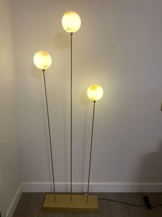 Lámpara de pie dorada y blanca