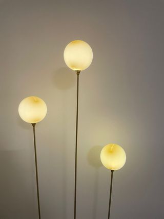 Lámpara de pie dorada y blanca