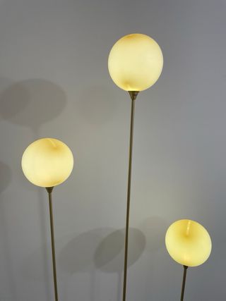 Lámpara de pie dorada y blanca