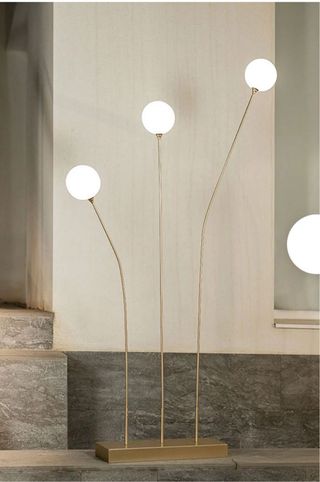 Lámpara de pie dorada y blanca