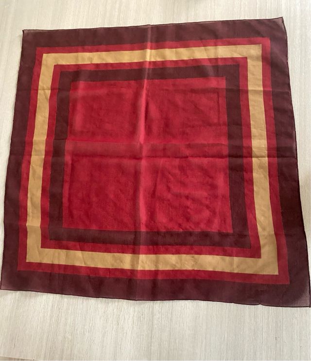 Foulard quadrato con motivo geometrico