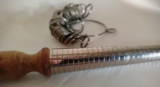 Medidor antiguo de anillos y probador