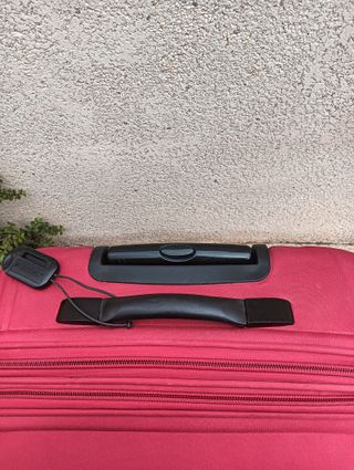 Maleta grande color fucsia,  4 ruedas. Buen estado