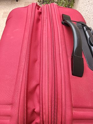 Maleta grande color fucsia,  4 ruedas. Buen estado