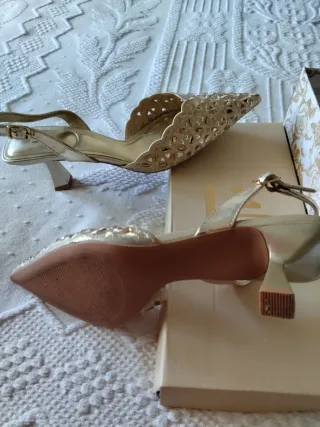 Zapatos de fiesta dorados MIA talla 39